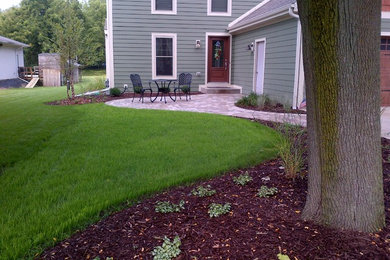 Пример оригинального дизайна: тенистый, летний регулярный сад на переднем дворе в классическом стиле с мульчированием