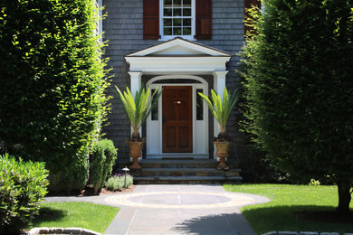 Пример оригинального дизайна: регулярный сад среднего размера на боковом дворе в классическом стиле с садовой дорожкой или калиткой, полуденной тенью и мощением клинкерной брусчаткой