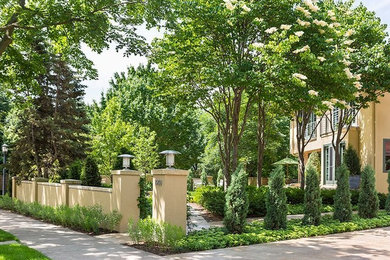 Стильный дизайн: участок и сад на переднем дворе в средиземноморском стиле с покрытием из каменной брусчатки - последний тренд
