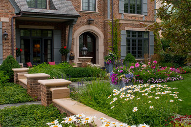 シカゴにある広いトラディショナルスタイルのおしゃれな庭 (庭への小道、半日向、天然石敷き) の写真