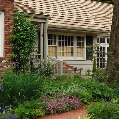 Design ideas for a traditional front yard landscaping in Portland.