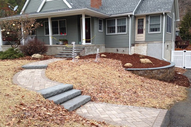 This is an example of a mid-sized traditional front yard landscaping in New York.