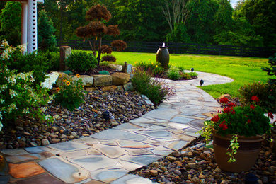 Diseño de camino de jardín tradicional en patio delantero con adoquines de piedra natural