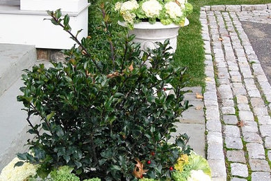 Ispirazione per un grande vialetto d'ingresso chic esposto a mezz'ombra davanti casa in autunno con un giardino in vaso e pavimentazioni in pietra naturale