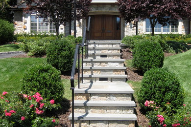 Foto di un piccolo giardino classico esposto a mezz'ombra davanti casa con un ingresso o sentiero e pavimentazioni in pietra naturale