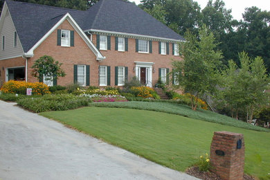 Inspiration for a mid-sized traditional full sun and drought-tolerant front yard landscaping in Atlanta for summer.