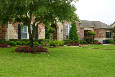 Inspiration for a full sun front yard landscaping in Houston.