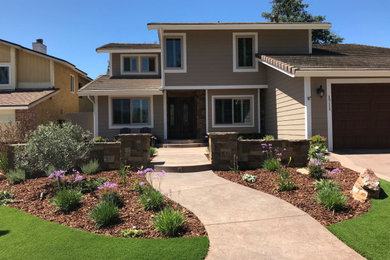 Design ideas for a mid-sized traditional full sun front yard mulch landscaping in Santa Barbara for summer.