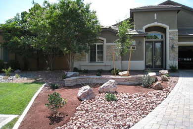 Modelo de camino de jardín de secano clásico renovado de tamaño medio en patio delantero con exposición total al sol y mantillo