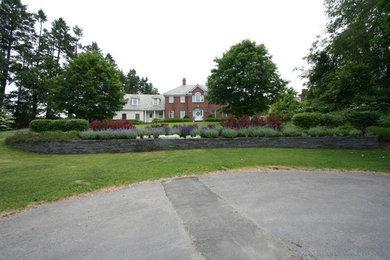 Aménagement d'un jardin classique de taille moyenne.