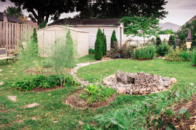 Modelo de acceso privado tradicional renovado de tamaño medio en verano en patio trasero con exposición total al sol, fuente y adoquines de piedra natural