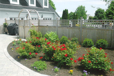 Kleiner Garten hinter dem Haus mit Kübelpflanzen und Pflastersteinen in Philadelphia