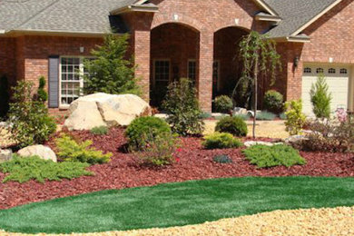 Inspiration for a mid-sized full sun front yard mulch landscaping in Little Rock.