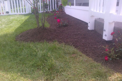 Inspiration for a traditional side yard mulch landscaping in DC Metro.