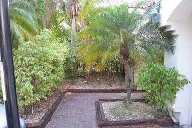 マイアミにある中くらいなおしゃれな中庭 (コンテナガーデン、日向、コンクリート敷き	) の写真