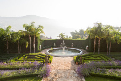 Foto de jardín mediterráneo con jardín francés y parterre de flores