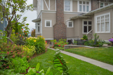 Свежая идея для дизайна: участок и сад среднего размера на заднем дворе в классическом стиле - отличное фото интерьера
