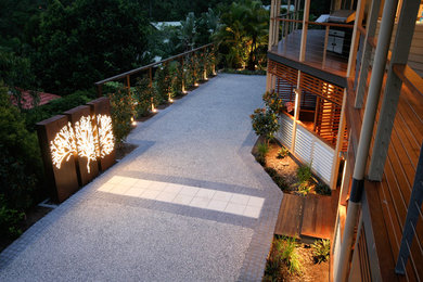 Großer Moderner Garten im Sommer mit Auffahrt, direkter Sonneneinstrahlung und Betonboden in Brisbane