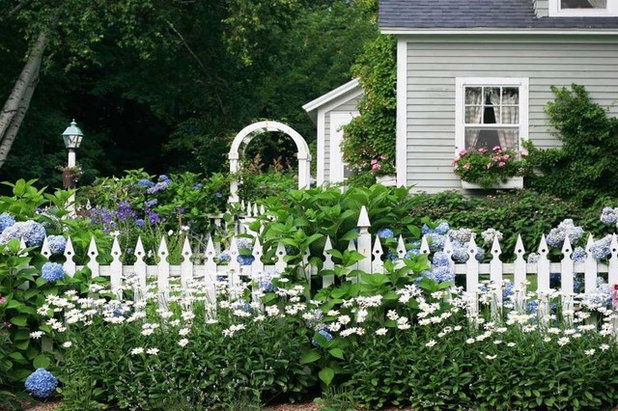 Traditional Garden by Denise Dering Design