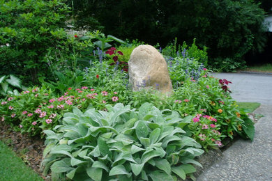 Esempio di un giardino classico esposto in pieno sole davanti casa in estate con un ingresso o sentiero