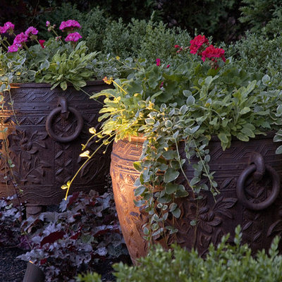 This is an example of a large traditional backyard mulch landscaping in Chicago for summer.