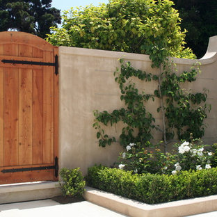 Ejemplo de jardín francés, tradicional, pequeño, en patio trasero, con adoquines de piedra natural