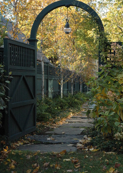 Traditional Garden by Timothy Lee landscape design