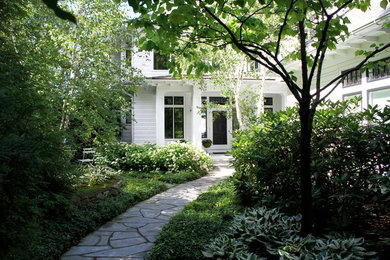 Diseño de camino de jardín contemporáneo grande en patio delantero con jardín francés, adoquines de piedra natural y exposición parcial al sol