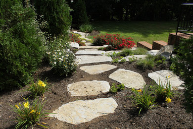 Cette photo montre un jardin chic de taille moyenne et l'été avec une exposition ensoleillée et une pente, une colline ou un talus.