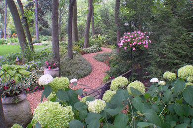 Inspiration for a traditional landscaping in Chicago.