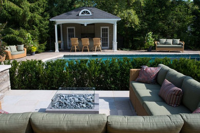 На фото: летний участок и сад на заднем дворе в современном стиле с покрытием из каменной брусчатки с