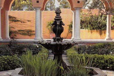 Design ideas for a traditional landscaping in Orange County.