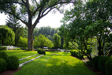 Foto de camino de jardín clásico grande en verano en patio trasero con jardín francés, exposición parcial al sol y adoquines de piedra natural