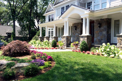Inspiration for a traditional front full sun garden for summer in New York with natural stone paving and a garden path.