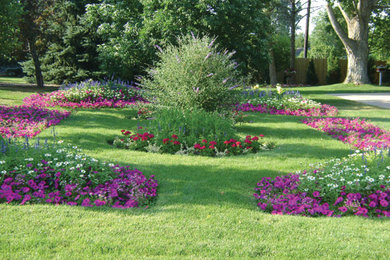 Ejemplo de jardín clásico de tamaño medio en patio trasero con jardín francés y exposición total al sol