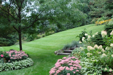 Design ideas for a traditional partial sun backyard landscaping in Toronto.