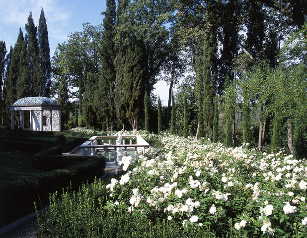 Traditional Garden by Galli e Gueli