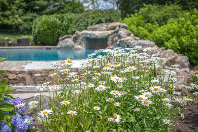 Idée de décoration pour un jardin à la française arrière tradition de taille moyenne et l'été avec une exposition partiellement ombragée et des pavés en béton.