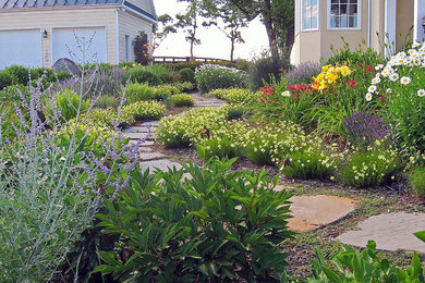 Diseño de camino de jardín tradicional de tamaño medio en patio lateral con exposición total al sol y adoquines de piedra natural