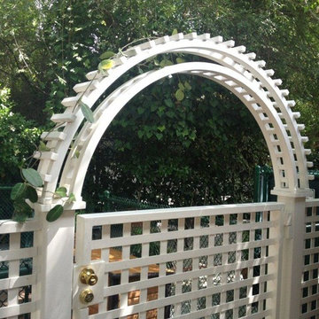 Gate with arbor