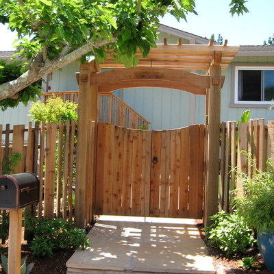 Photo of a traditional front yard landscaping in San Francisco.