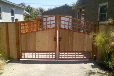 Imagen de acceso privado tradicional renovado de tamaño medio en patio lateral con exposición total al sol