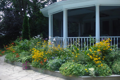 Foto de jardín clásico grande en patio trasero con adoquines de piedra natural