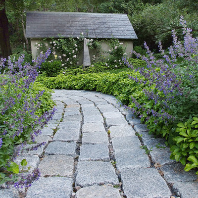 Design ideas for a traditional backyard stone landscaping in Philadelphia.