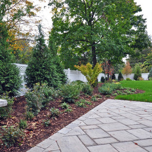 Mittelgroßer, Halbschattiger Klassischer Garten hinter dem Haus mit Kamin und Betonplatten in Boston