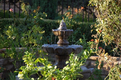 ロサンゼルスにある高級な中くらいなラスティックスタイルのおしゃれな庭 (天然石敷き) の写真