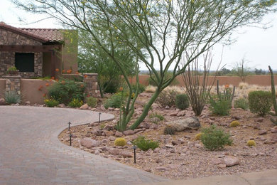 Пример оригинального дизайна: участок и сад на переднем дворе в стиле неоклассика (современная классика) с мощением клинкерной брусчаткой