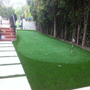 Design ideas for a mid-sized mediterranean full sun backyard gravel landscaping in Los Angeles for spring.