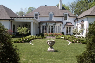 Inspiration for a large traditional landscaping in St Louis.