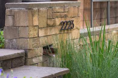 Ejemplo de camino de jardín de secano de estilo americano de tamaño medio en verano en patio delantero con exposición parcial al sol y adoquines de piedra natural